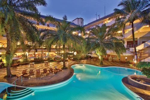 Swimming pool sa o malapit sa The Jayakarta Suites Bandung