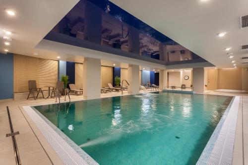 ein großer Pool in einem Hotelzimmer in der Unterkunft GRANO APARTMENTS Gdańsk Nowa Motława SPA & Wellness in Danzig