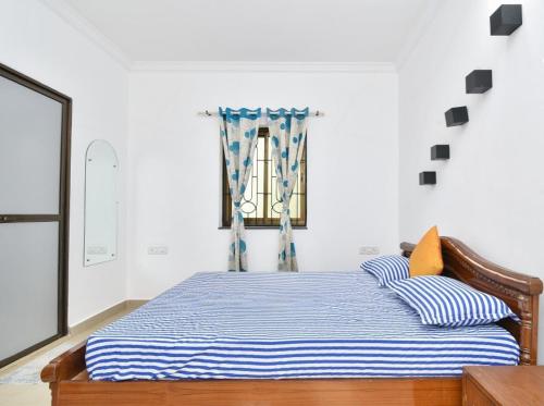 Una cama o camas en una habitación de Esha Apartment