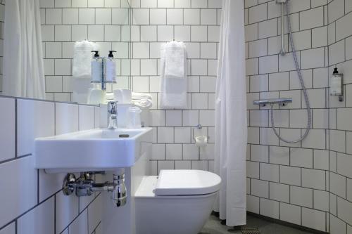 Bathroom sa Zleep Hotel Copenhagen City