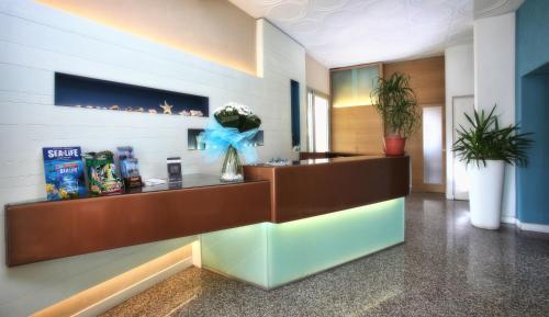 um átrio com uma recepção com um arco azul em Hotel Dante em Lido di Jesolo