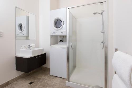 Bathroom sa Quest Hamilton Serviced Apartments