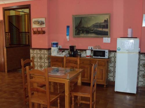 A kitchen or kitchenette at La Esteponera