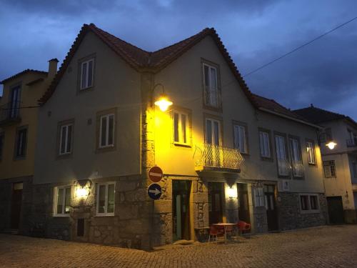 um edifício iluminado numa rua à noite em Casas do Terreiro em Seia