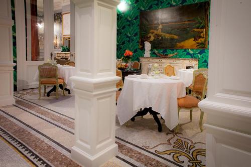 comedor con mesa blanca y sillas en Cabosse, Suites & Spa, en Amberes