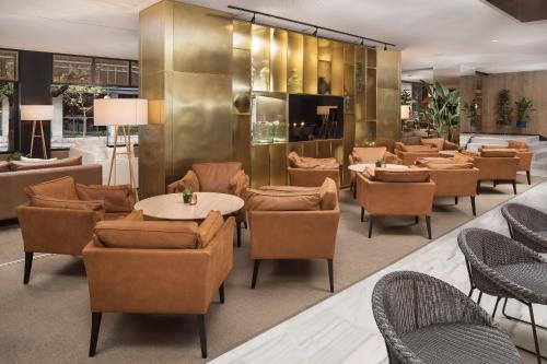 A seating area at Melia Madrid Serrano