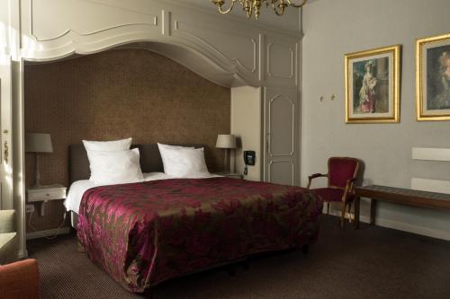 เตียงในห้องที่ Hotel Duc De Bourgogne