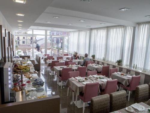 Hotel San Pietro tesisinde bir restoran veya yemek mekanı