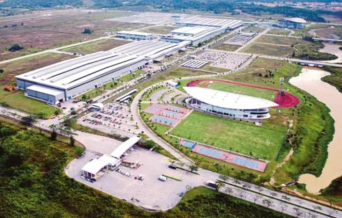 een luchtzicht op een groot gebouw met een voetbalveld bij Hotel Tanjong in Tanjung Malim