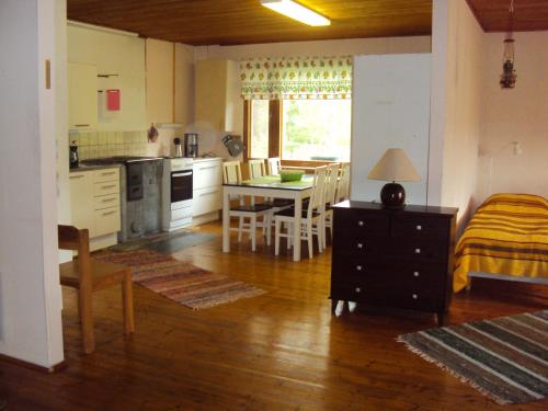 A kitchen or kitchenette at Mäkelän Lomatuvat Cottages