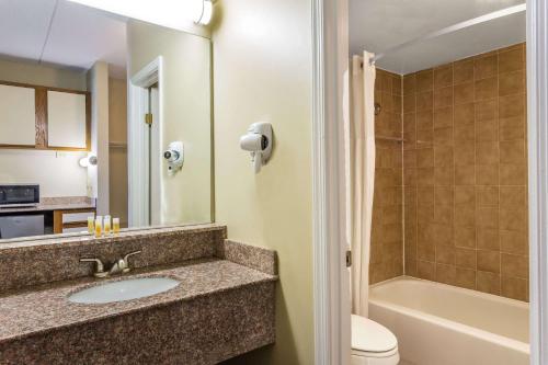 Bathroom sa Days Inn by Wyndham Virginia Beach At The Beach