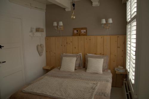 A bed or beds in a room at De Slapende Leeuw