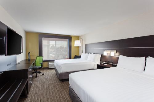 奧克蘭的住宿－Holiday Inn Express & Suites Oakland - Airport, an IHG Hotel，酒店客房设有两张床和一台平面电视。