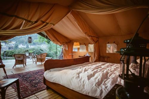 Een bed of bedden in een kamer bij Moselglamping