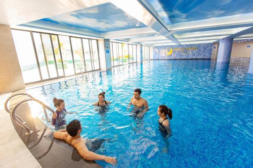 een groep mensen in een zwembad bij Duc Huy Grand Hotel in Lao Cai