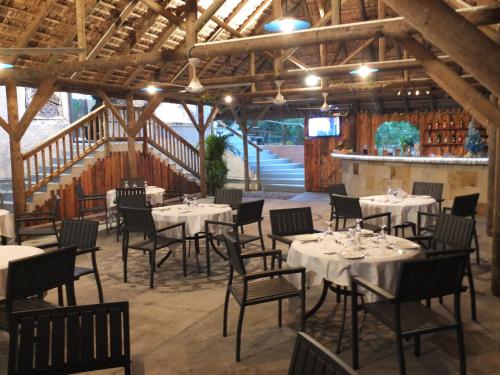 Un restaurante u otro lugar para comer en Eden Villa