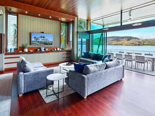 Un lugar para sentarse en Yacht Club Villas on Hamilton Island by HIHA