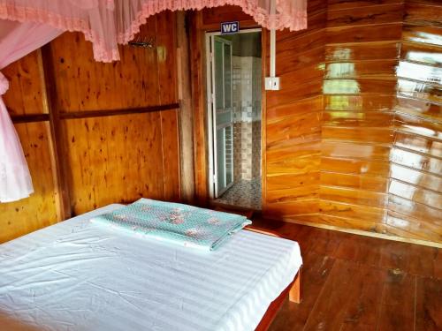 سرير أو أسرّة في غرفة في Tran Xuan Homestay Ba Be Village