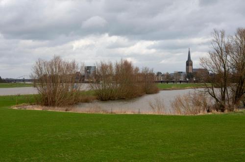 Uitzicht op een rivier vlak bij het pension