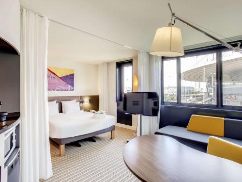 Tempat tidur dalam kamar di Novotel Suites Paris Stade de France