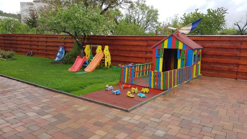 un parque infantil con juegos en el patio trasero en Casa SOL, en Turda