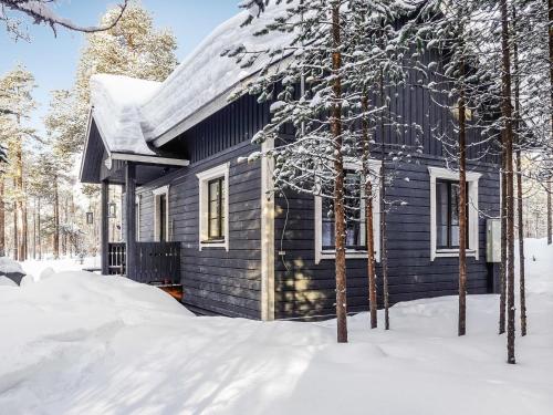 uma pequena casa na neve em Holiday Home Hoviranta by Interhome em Veskoniemi