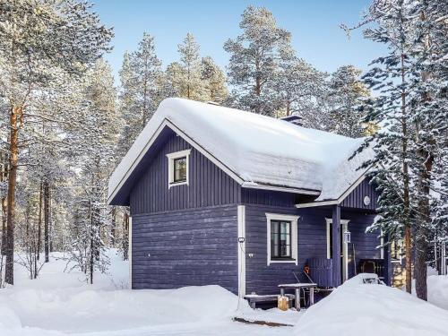 uma pequena casa com neve no telhado em Holiday Home Hoviranta by Interhome em Veskoniemi