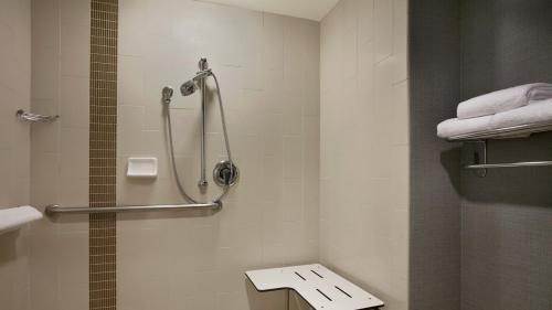 bagno con doccia, servizi igienici e asciugamani di Hyatt Place Salt Lake City/Cottonwood a Cottonwood Heights