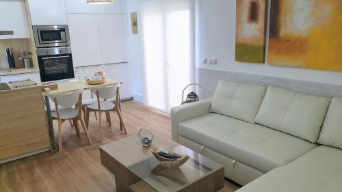 Een keuken of kitchenette bij Apartamento EL REAL - Espartinas - SEVILLA