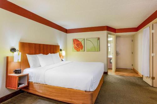 Tempat tidur dalam kamar di CLT Airport Inn & Suites