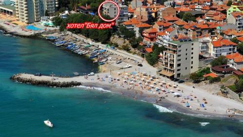 una vista aérea de una playa con personas y sombrillas en Family Hotel White House, en Pomorie