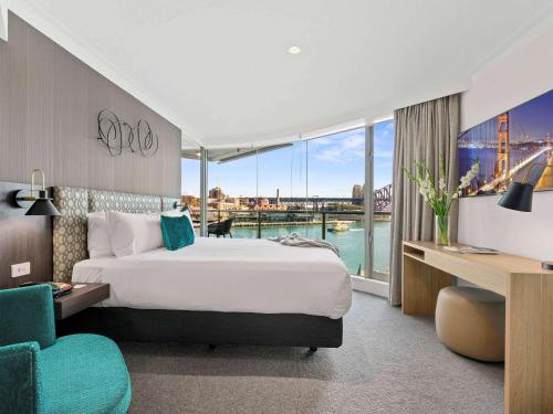 Tempat tidur dalam kamar di Pullman Quay Grand Sydney Harbour