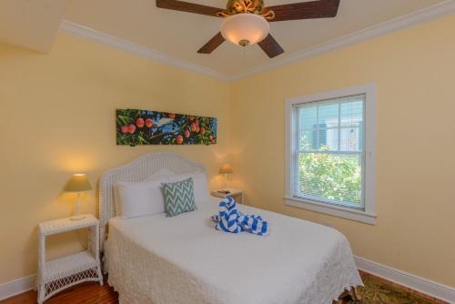 Tempat tidur dalam kamar di Key West Villas