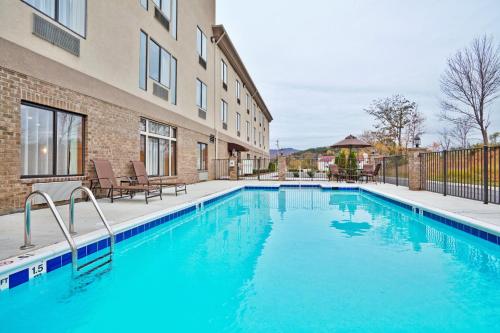 Piscine de l'établissement Holiday Inn Express Troutville-Roanoke North, an IHG Hotel ou située à proximité