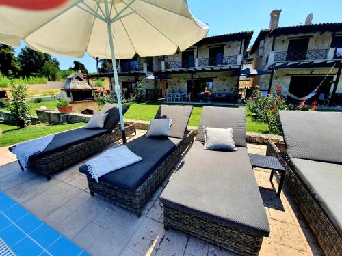 A seating area at Villa Sandra