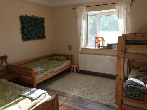 1 Schlafzimmer mit 2 Etagenbetten und einem Fenster in der Unterkunft 21 és fél Fenyő Vendégház in Matraszentlaszlo