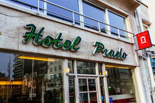 un panneau de protestation sur le côté d'un bâtiment dans l'établissement Hotel Prado, à Ostende