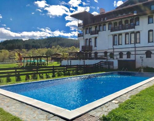 The swimming pool at or close to Hotel Orbel