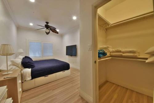 um quarto com uma cama e uma ventoinha de tecto em 1000#2 Magnificent Beach Home w/ AC & 4K TVs em Newport Beach