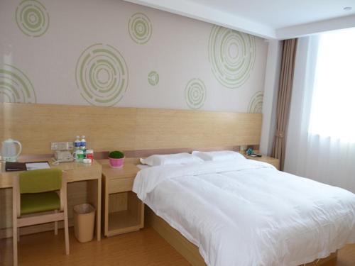 Gulta vai gultas numurā naktsmītnē GreenTree Inn Tangshan Lubei District Hancheng Likang Hospital Express Hotel