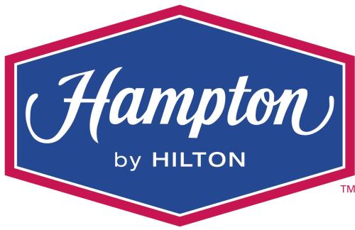 Una señal azul que dice hampton por hilton en Hampton Inn Kissimmee North en Kissimmee