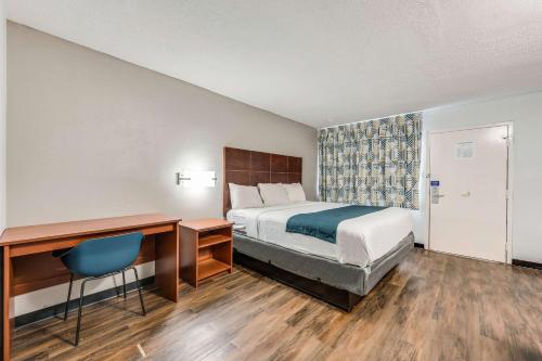 Tempat tidur dalam kamar di Motel 6-Tupelo, MS - Downtown