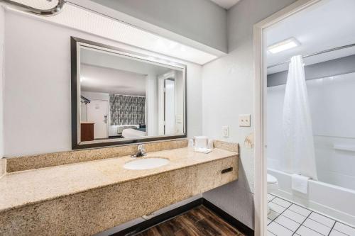 Kamar mandi di Motel 6-Tupelo, MS - Downtown