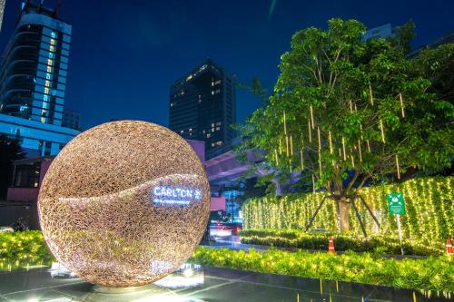 En trädgård utanför Carlton Hotel Bangkok Sukhumvit