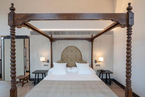 Tempat tidur dalam kamar di Parador de Turismo de León