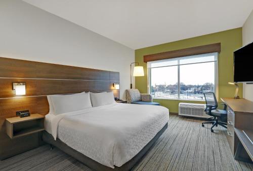 Un pat sau paturi într-o cameră la Holiday Inn Express & Suites - Collingwood