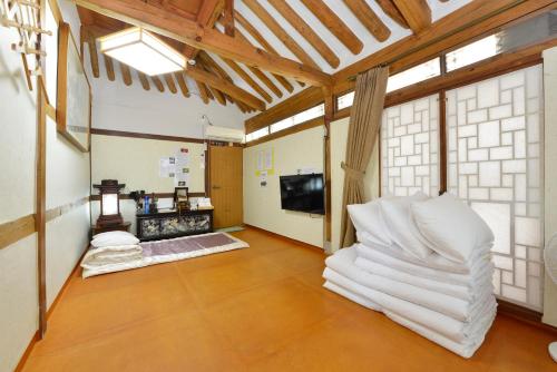 Een TV en/of entertainmentcenter bij Dasomchae Hanok stay
