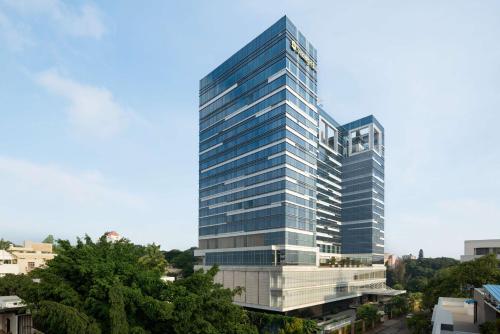 un alto palazzo di uffici con molte finestre di Shangri-La Bengaluru a Bangalore