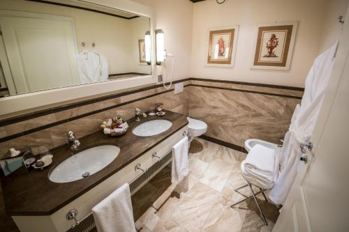 A bathroom at Victoria Hotel Letterario