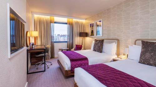 Ліжко або ліжка в номері Crowne Plaza London Kings Cross, an IHG Hotel